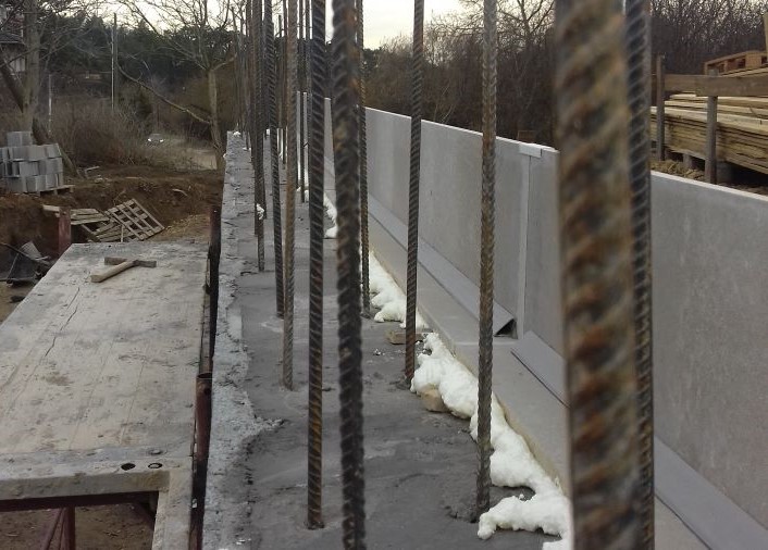 514. Betobord L kibetonozott zsalukőre ragasztott peremzsalu